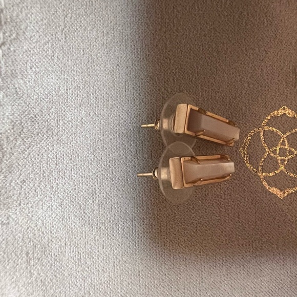 Kendra Scott Lady Earrings - Ivory Pearl/Rose Gold - Picture 6 of 6